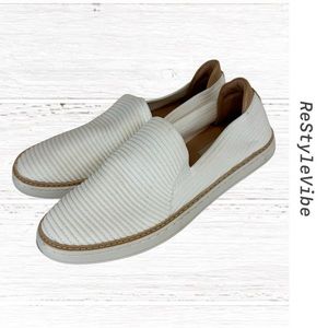 UGG Women’s Size 7 Shoes Slip On Style Sneaker Casual Boat Shoe Loafer Shoe